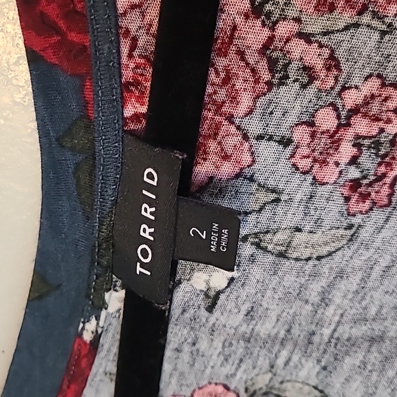 Torrid lightweight floral top size 2 quarter length sleeves blue red Spring - Picture 6 of 10